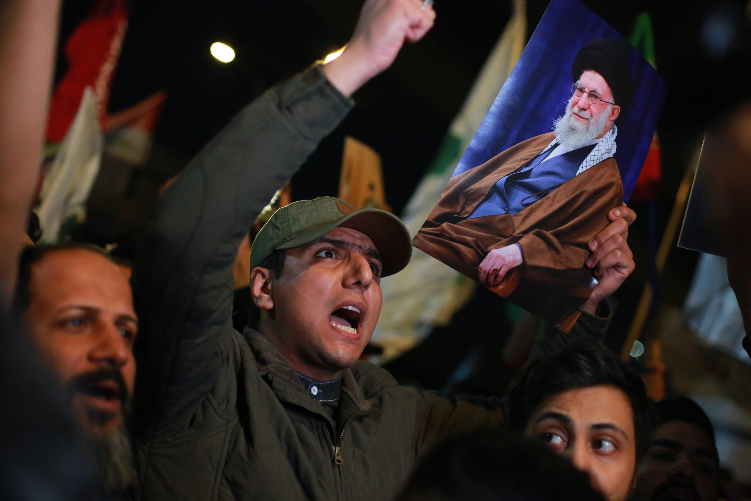 Iranul râde cu un ochi şi cu celalt plânge, după moartea lui Khamenei. Proteste de amploare în toată țara și în lume