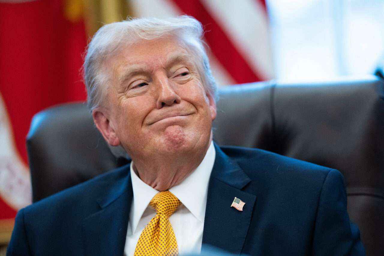 Trump, acuzat că a dezvăluit o hartă secretă pasagerilor unui zbor privat