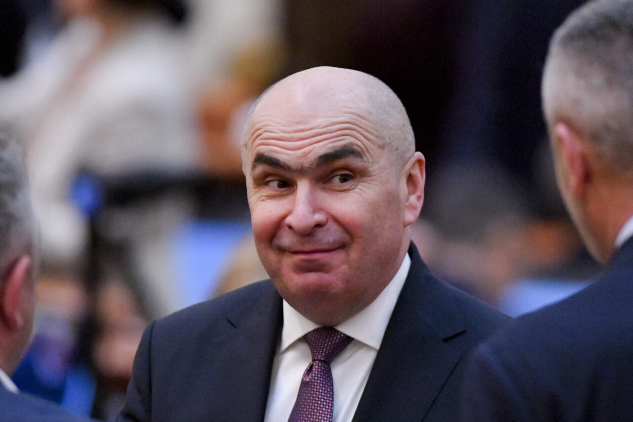 Cea mai proastă veste din cheltuielile lui Bolojan în 2026: Investițiile din buget scad la jumătate. Cum arată celelalte costuri ale guvernului