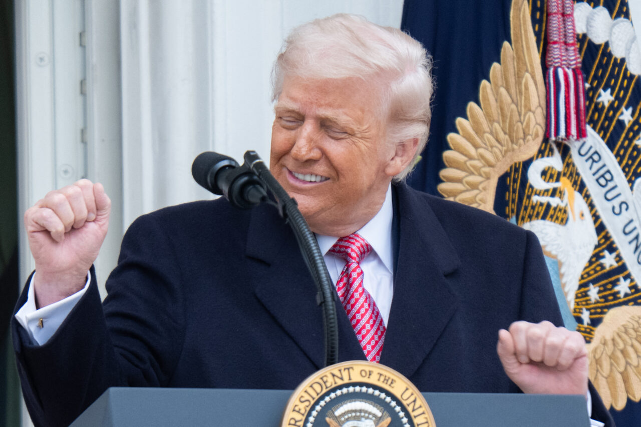 Trump anunță „schimbare de regim” în Iran și deblocarea Strâmtorii Ormuz pentru 20 de petroliere