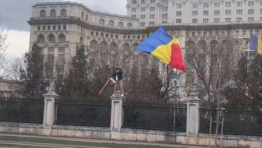 „Stegarul Dac” protestează pe gardul din fața Parlamentului. Ce scandează acesta