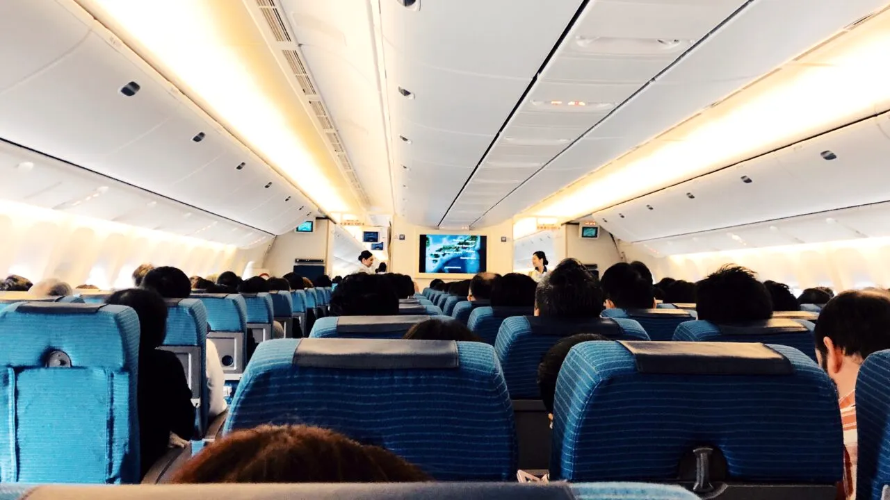 Expert aeroportuar. Ce locuri nu trebuie să rezervi niciodată în avion. Care sunt riscurile