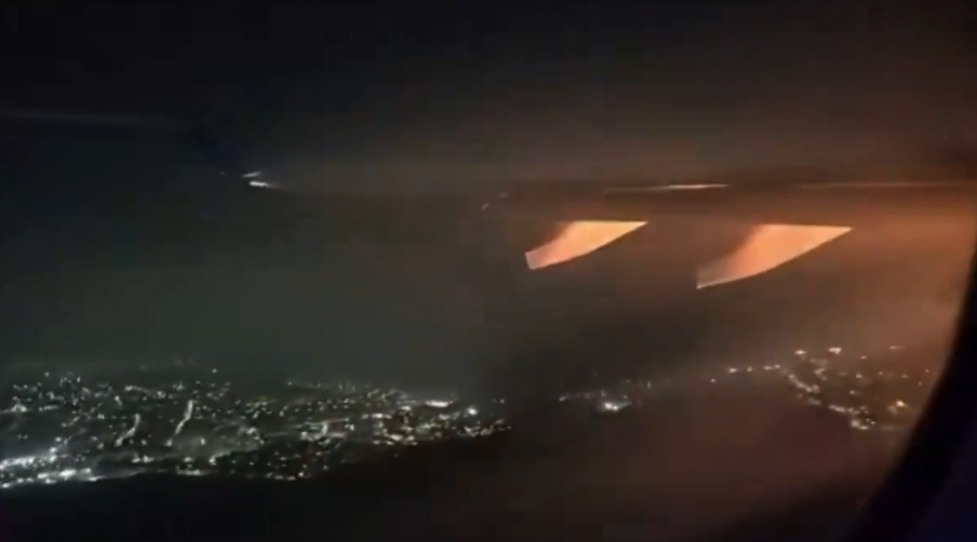 Momente de groază pentru pasagerii unui avion. Un motor a luat foc imediat după ce aeoronava a decolat