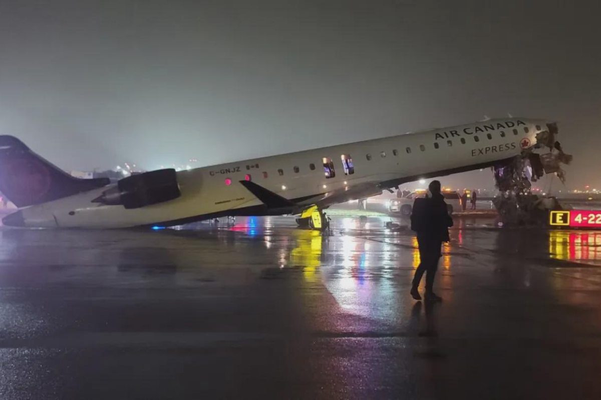 Incident aviatic grav la New York. Un avion Air Canada s-a ciocnit cu un vehicul pe pista aeroportului LaGuardia. Toate zborurile au fost suspendate