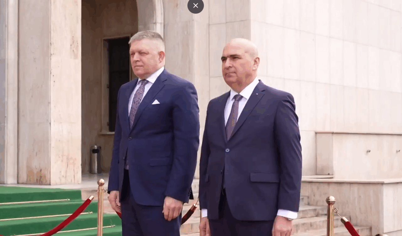 Premierul Slovaciei, primit de Ilie Bolojan la Palatul Victoria. Apoi va merge în comunitatea slovacă din Oradea, însoţit de premierul român