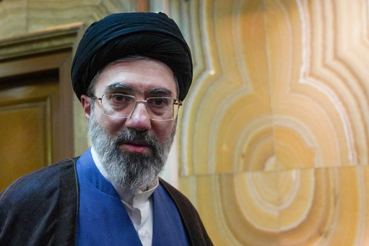În timp ce SUA și Israel sunt în căutarea lui, noul lider al Iranului debutează pe social media. Mojtaba Khamenei și-a creat conturi pe X și Telegram