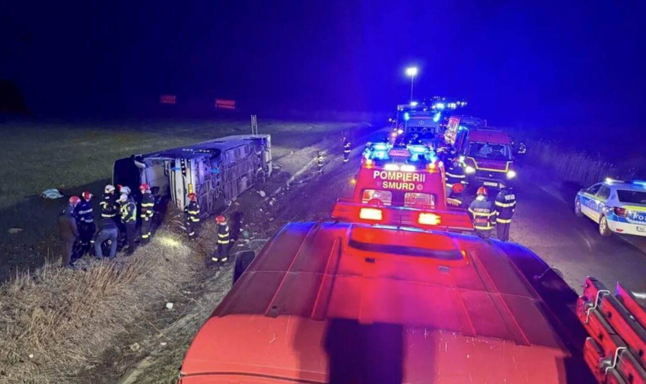 Autocar cu 44 de persoane, răsturnat între Galați și Vaslui. Un mort și 14 răniți. Autoritățile au activat Planul Roșu