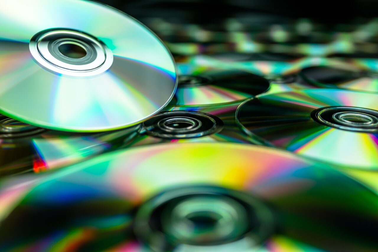 Metoda ingenioasă prin care îți protejezi grădina cu ajutorul CD-urilor vechi. Iată cel mai simplu truc pentru a alunga păsările prădătoare