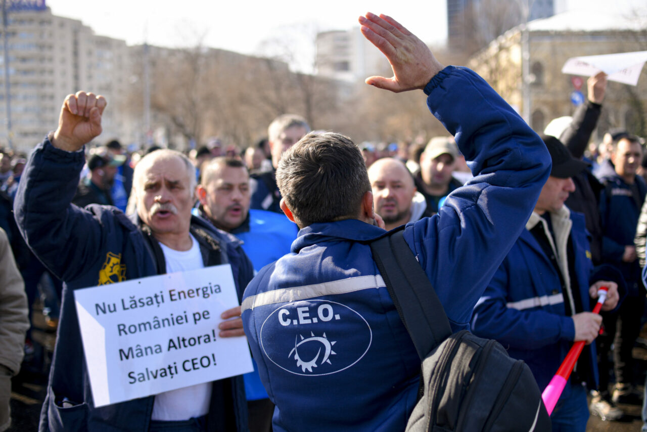 Sute de mineri protestează în fața sediului Complexului Energetic Oltenia. Aproximativ 1.500 de oameni vor rămâne fără locuri de muncă de la 1 aprilie