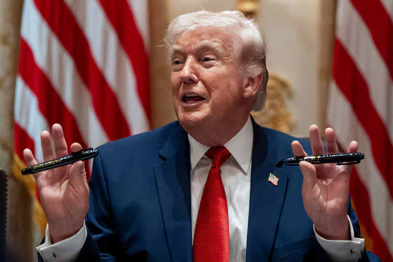 De la război la instrumente de scris. Trump a întrerupt ședința de Cabinet despre războiul din Iran ca să povestească 5 minute despre markere Sharpie