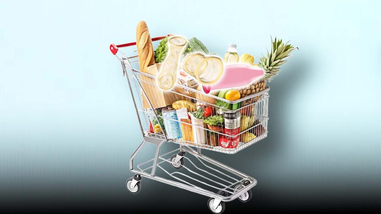 Printre dovlecei, obiecte de uz casnic şi recreere o dată pe an, 7 senatoare au aruncat în coşul minim al românilor şi 30 de prezervative. Pe an