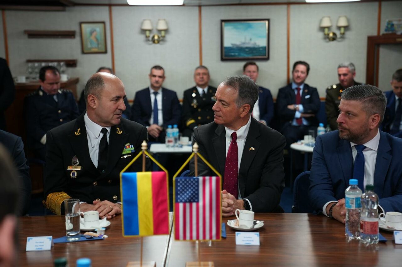 Ambasadorul SUA în România, la bordul fregatei „Regina Maria” a Marinei Române. Darryl Nirenberg a participat la o demonstrație militară