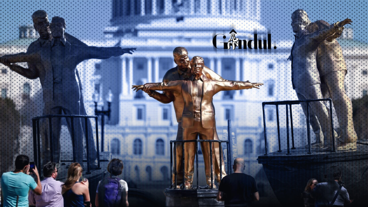 Statuia „Titanic” a lui Trump și Epstein atrage vizitatorii în Washington DC. Unde a fost amplasată sculptura realizată de un grup de artiști anonimi