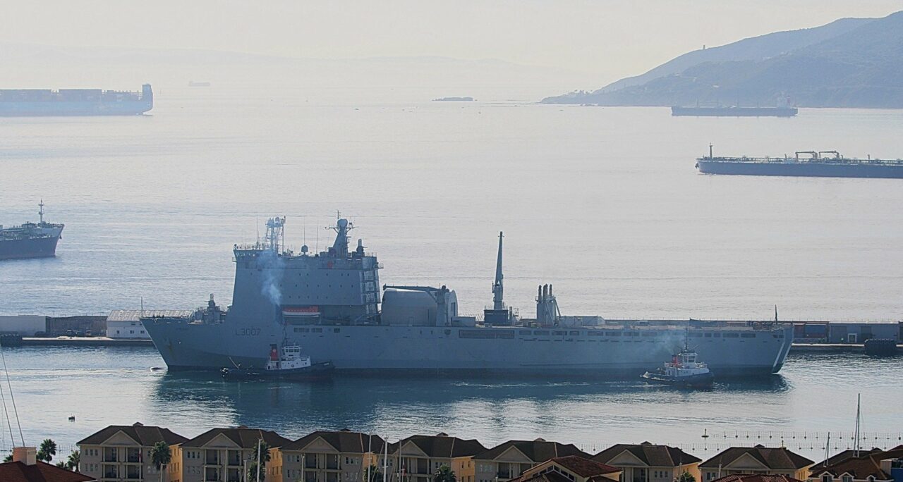 Marea Britanie se pregătește să trimită o a doua navă în Marea Mediterană. RFA Lyme Bay este dotată cu facilități medicale și poate transporta trupe, vehicule și muniție