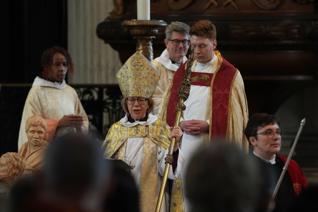 Se scrie istorie în Marea Britanie. Sarah Mullally devine prima femeie care va conduce Biserica Anglicană. Ce oaspeți de seamă participă la ceremonie