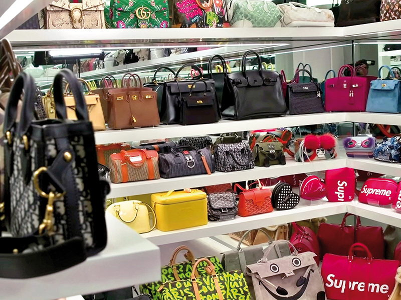 O femeie și-a reclamat iubitul la poliție pentru că i-a vândut toate gențile de lux la un magazin second-hand