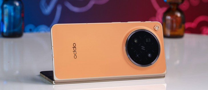 Primul telefon care se pliază, iar zona unde ecranul se îndoaie este invizibilă