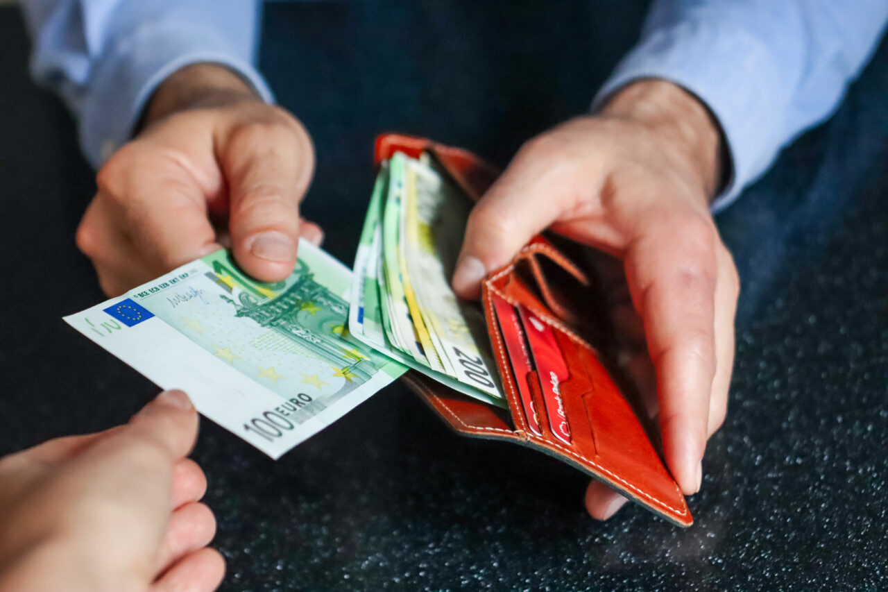 Zodia care primește primă de Paște de la șef. Întoarce banii cu lopata de sărbători