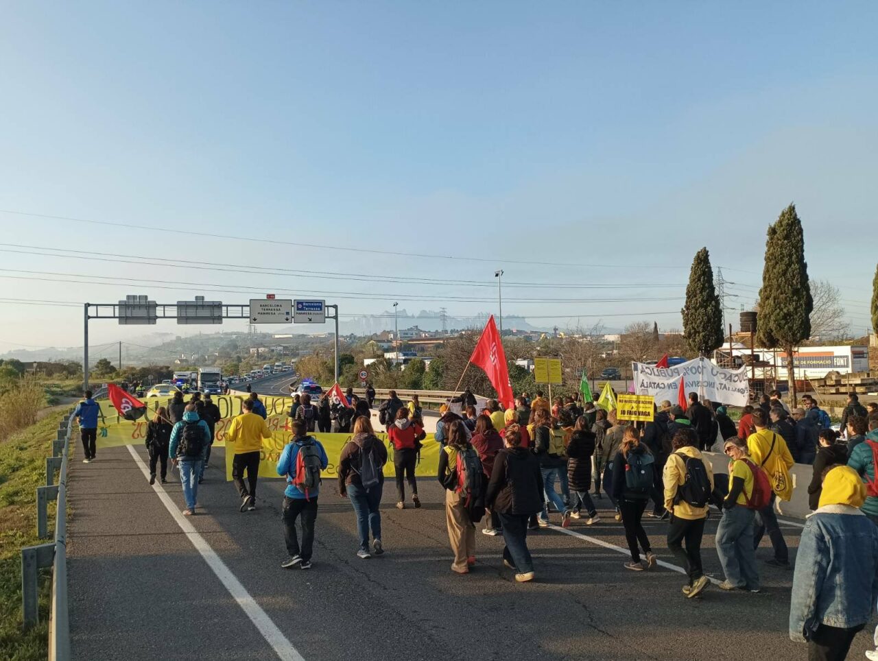 Grevă în Catalonia: mii de profesori ies din nou în stradă și blochează principalele autostrăzi. Ce nemulțumiri au angajații din educație