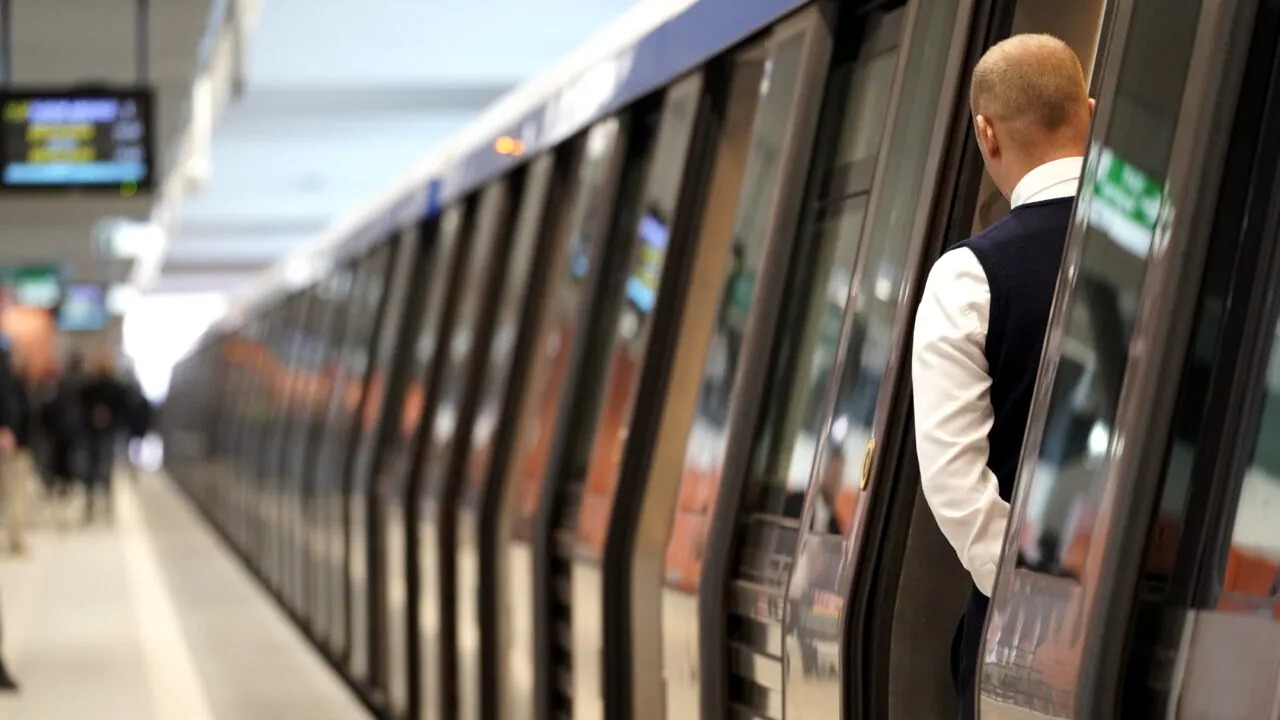 Haos la metrou miercuri dimineață. Un tren a rămas blocat în stație pe Magistrala 2