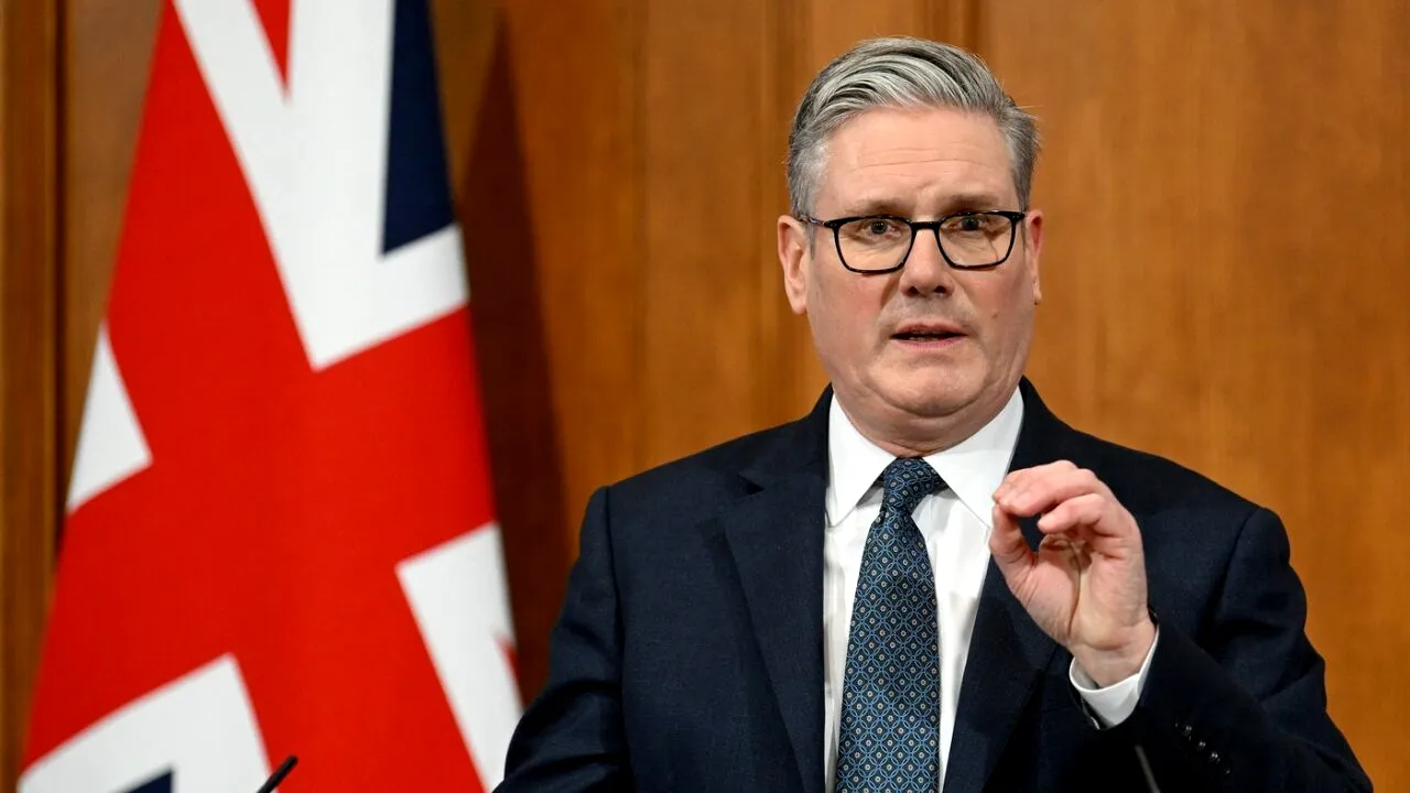 Marea Britanie intensifică lupta împotriva „flotei-fantomă” a Rusiei. Starmer dă undă verde armatei să intercepteze vasele lui Putin