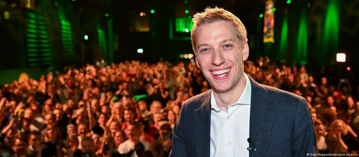 Dominik Krause, noul primar din Munchen, și-a sărutat logodnicul pe scenă după anunțarea victoriei