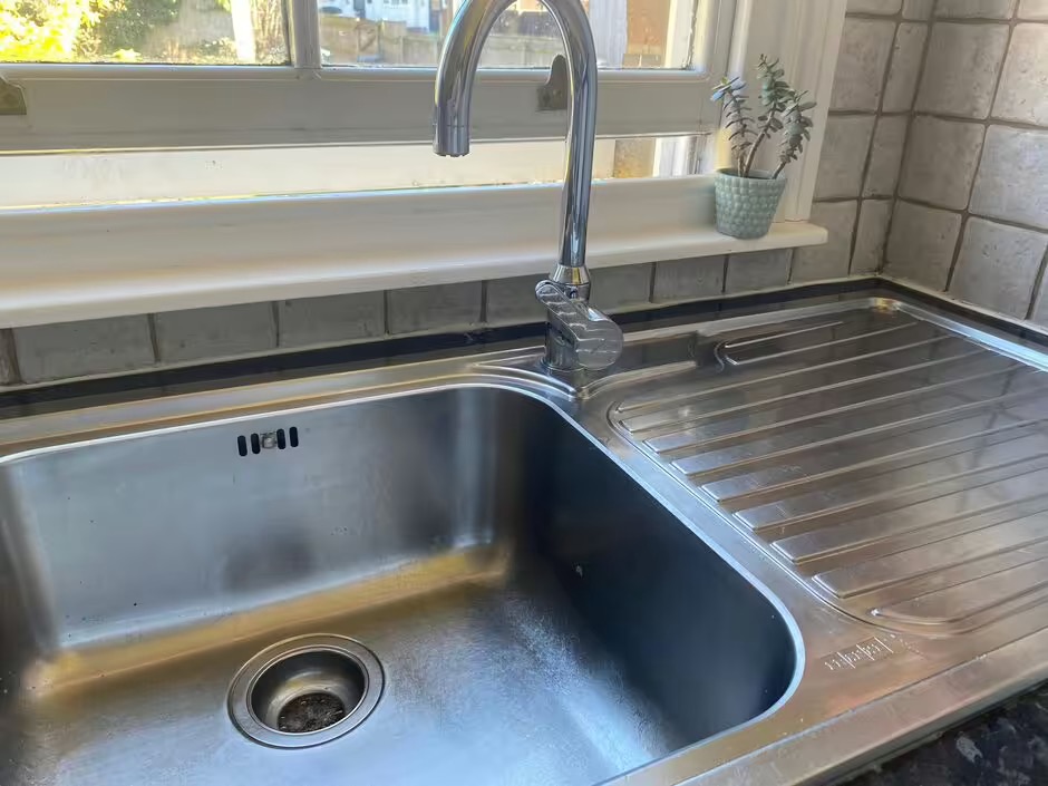 Produsul ieftin care lasă chiuveta strălucitoare, fără oțet și fără efort