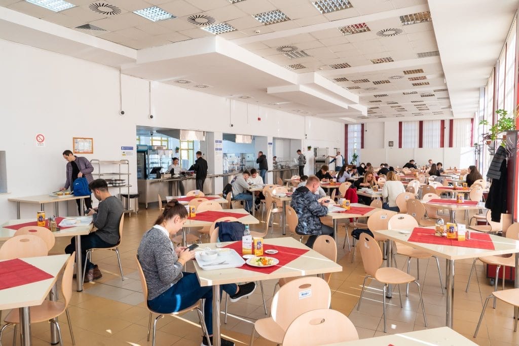Studenții lucrează câteva ore pe zi în cantină pentru o bursă de 1.500 de lei și o masă caldă