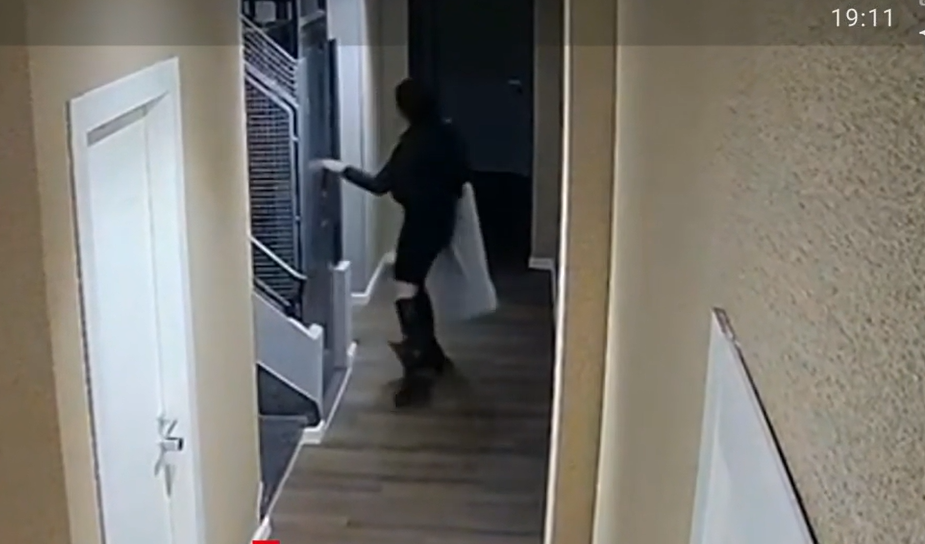 Jaf sprințar în Piața Romană din București. O femeie a plecat la pas cu un televizor în cearceaf dintr-un apartament înciriat în sistem hotelier