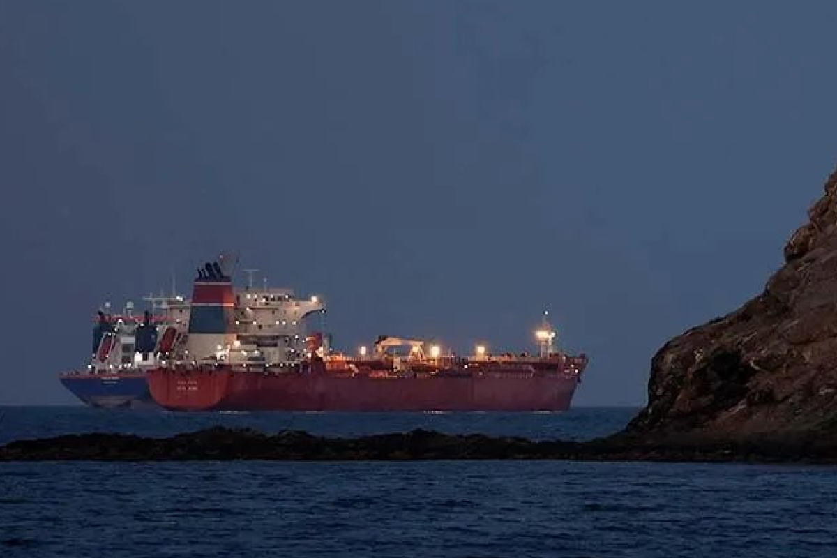 Alertă în Golful Persic. O navă comercială, lovită de un „proiectil suspect” în Strâmtoarea Ormuz. Iranul, suspectat că ar fi minat ruta strategică