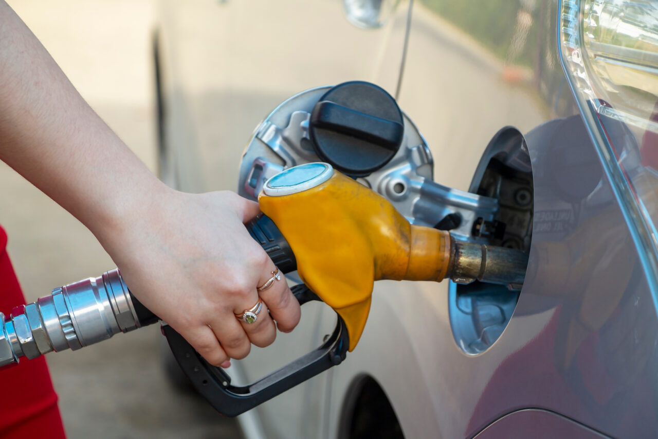 Cât costă azi benzina și motorina în benzinăriile din Capitală. De mâine intră în vigoare reducerea accizei la motorină