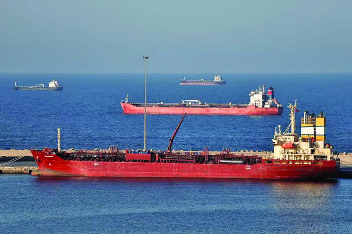 Navele care tranzitează Strâmtoarea Ormuz au adoptat o practică neobișnuită pentru a nu fi atacate de Iran. La ce tactică au apelat comandanții lor