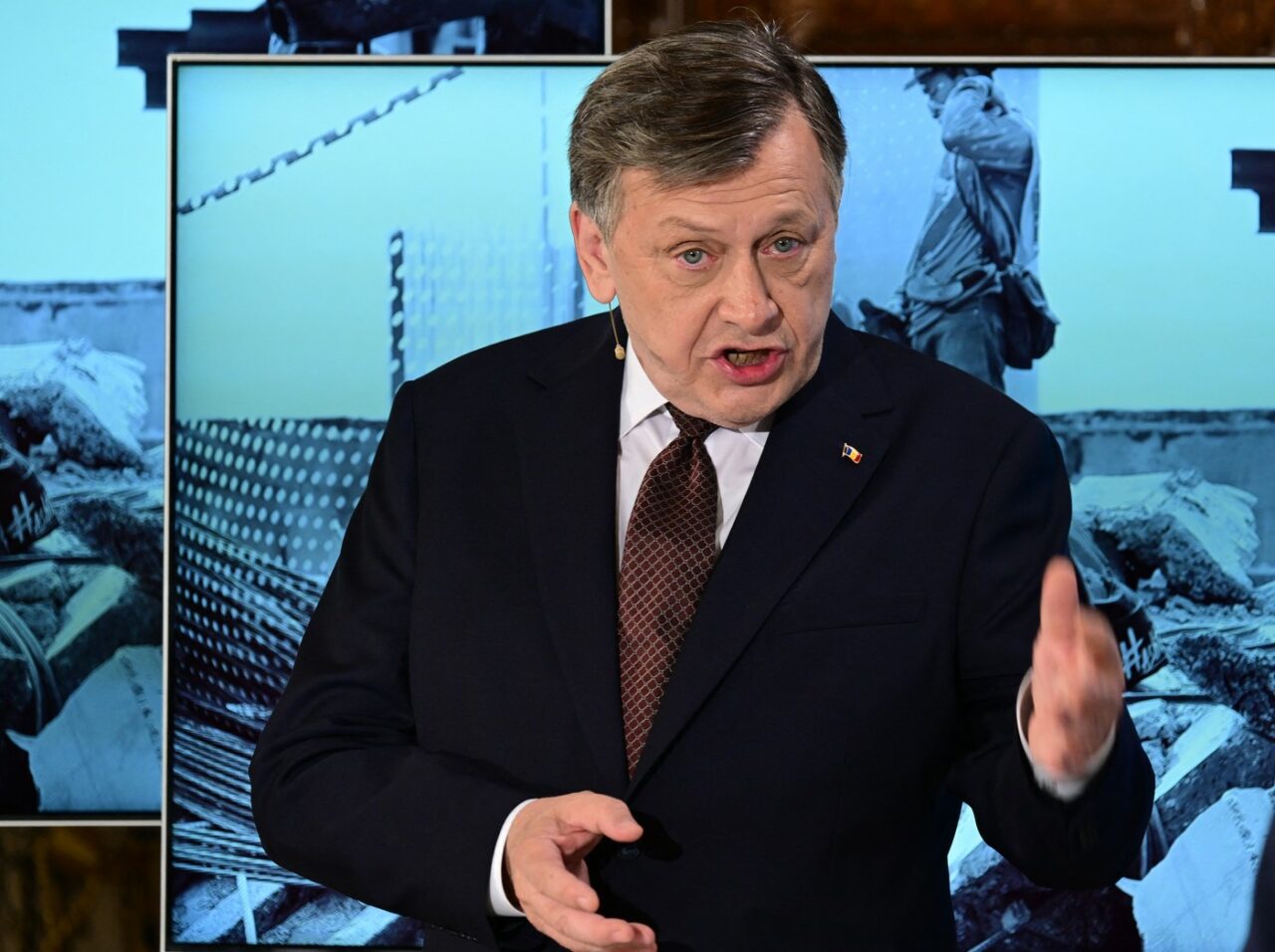 Crin Antonescu intervine în scandalul momentului – fiica lui Victor Ponta: „Ceea ce i s-a întâmplat fiicei sale mă umple de scârbă și de groază!/ România trebuie să scape urgent de otrava politică și morală numită USR”