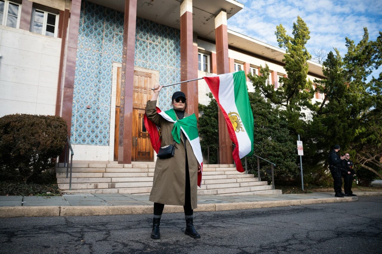 Cum arată acum Ambasada Iranului din Washington, abandonată din 1979. Flori și steaguri de dinaintea revoluției islamice au apărut la intrare