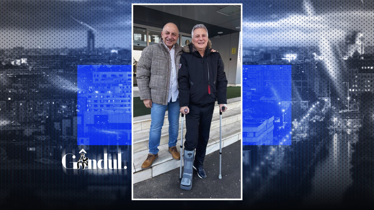 PSD-istul Daniel Zamfir a postat o poză în cârje, la ieșirea din spital, alături de medicul Cătălin Cîrstoiu. Ce a pățit senatorul