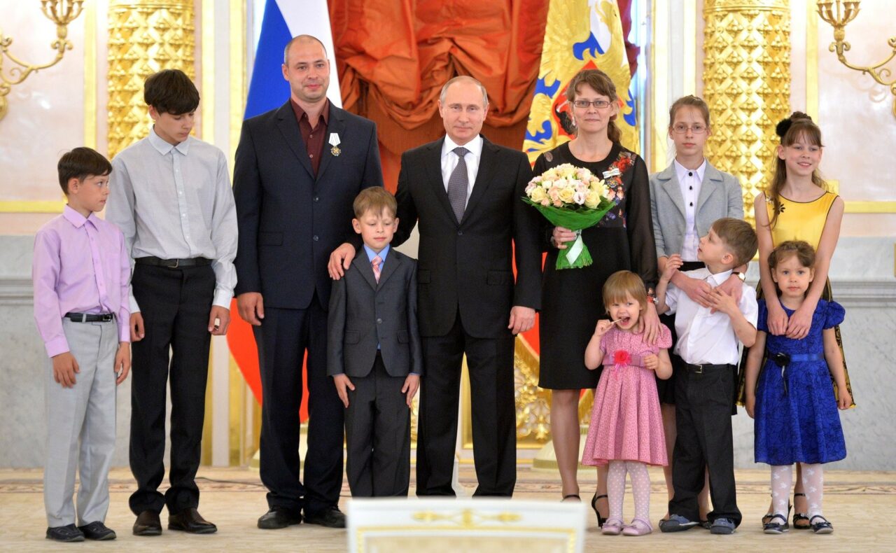 Vladimir Putin vrea ca rușii să facă mai mulți copii. Ce riscă să pățească rusoaicele care nu vor să participe la „efort”