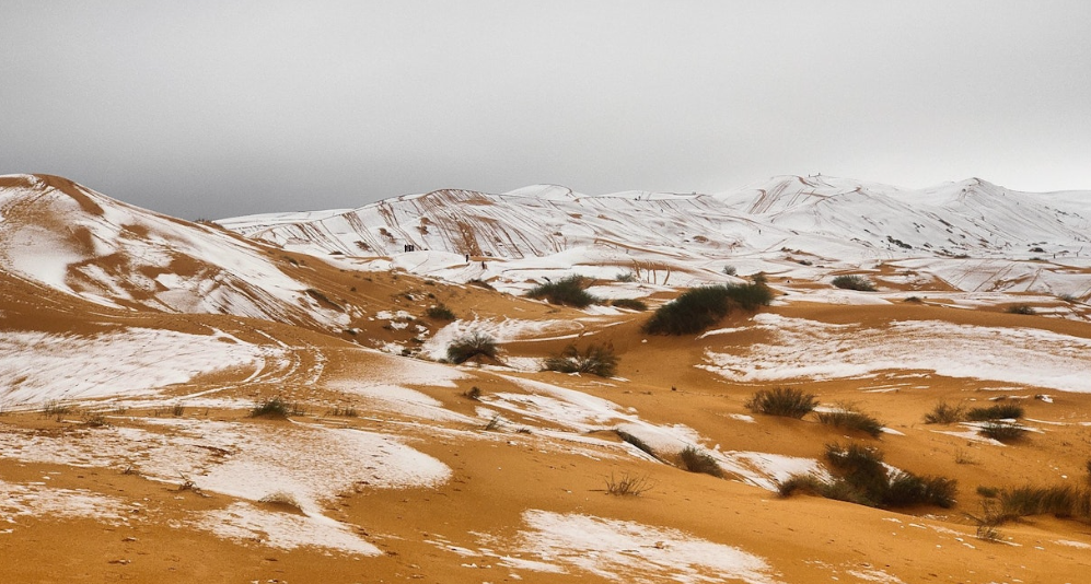 Efectele încălzirii globale. Ninge în Sahara. Dunele aride s-au transformat în derdeluș