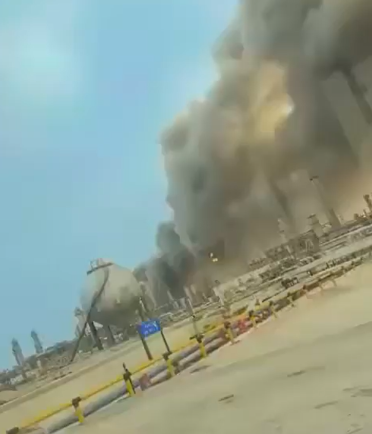 Rafinăria Ras Tanura a Saudi Aramco, una dintre cele mai mari din Orientul Mijlociu, a fost lovită de o dronă și închisă ca măsură de precauție