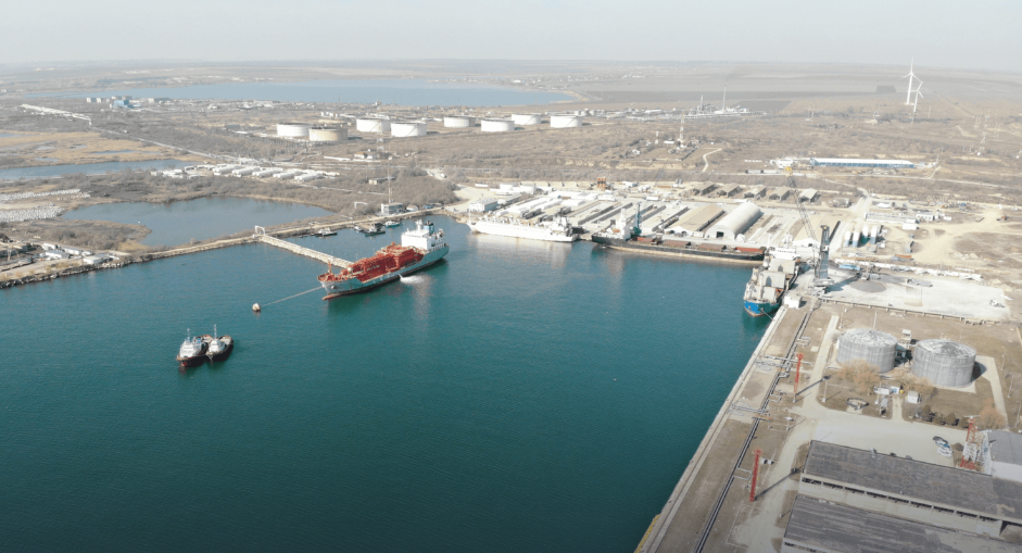 Un remorcher cu 5 oameni la bord s-a scufundat în Portul Midia. Anunțul ISU Dobrogea