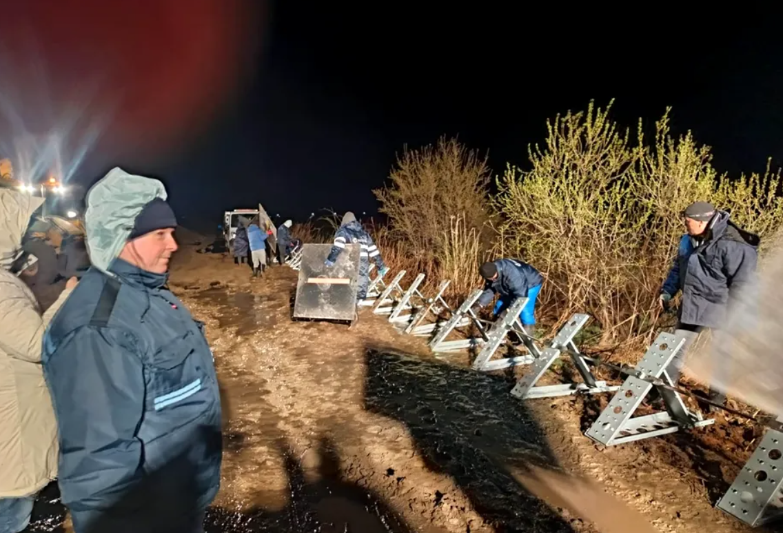 Viitură pe râul Putna: diguri mobile și saci de nisip la Mircești