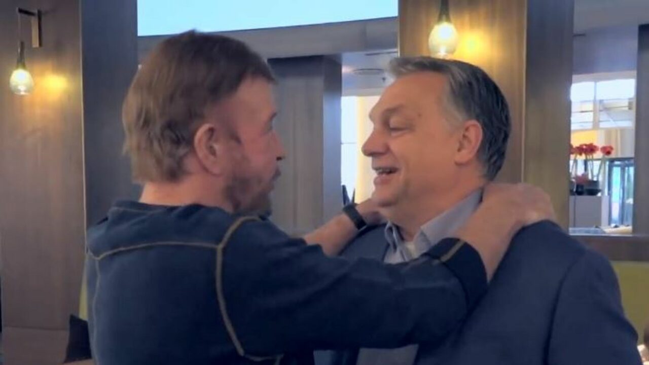 Omagiu din partea lui Viktor Orban pentru Chuck Norris. Actorul i-a spus premierului maghiar în 2018: „Ești ca președintele Trump”