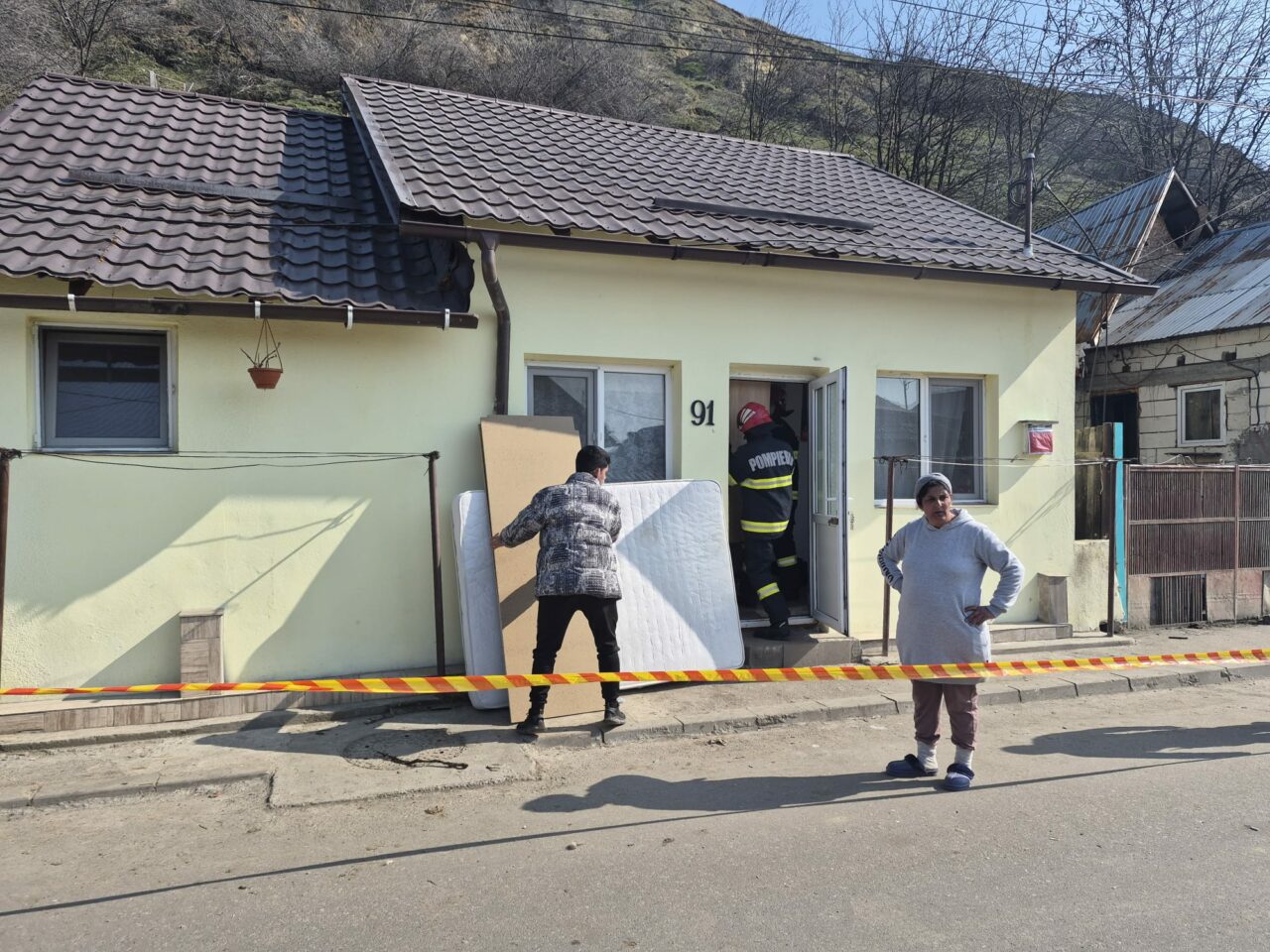 Situația rămâne critică la Slatina, unde a avut loc o alunecare de teren pe un versant al dealului Grădiște. Oamenii nu vor să stea în containere