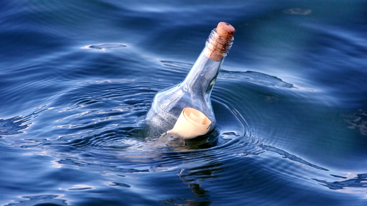 Un câine a găsit pe o plajă din Scoția o sticlă care conținea un mesaj. Fusese aruncată de pe o barcă din Canada și a supraviețuit două ierni în apă