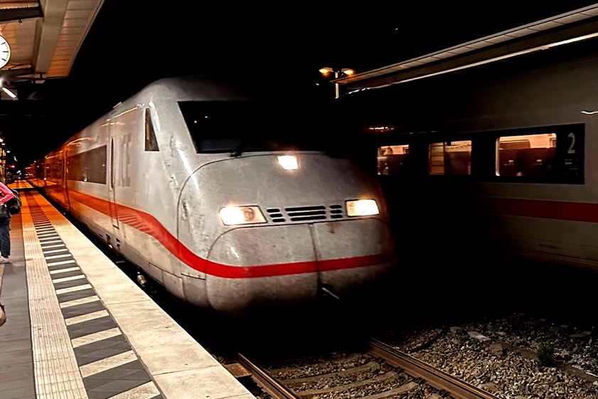 Un român a sărbătorit eliberarea din pușcărie. S-a îmbătat criță și a dat peste cap circulația  trenurilor de mare viteză din Germania