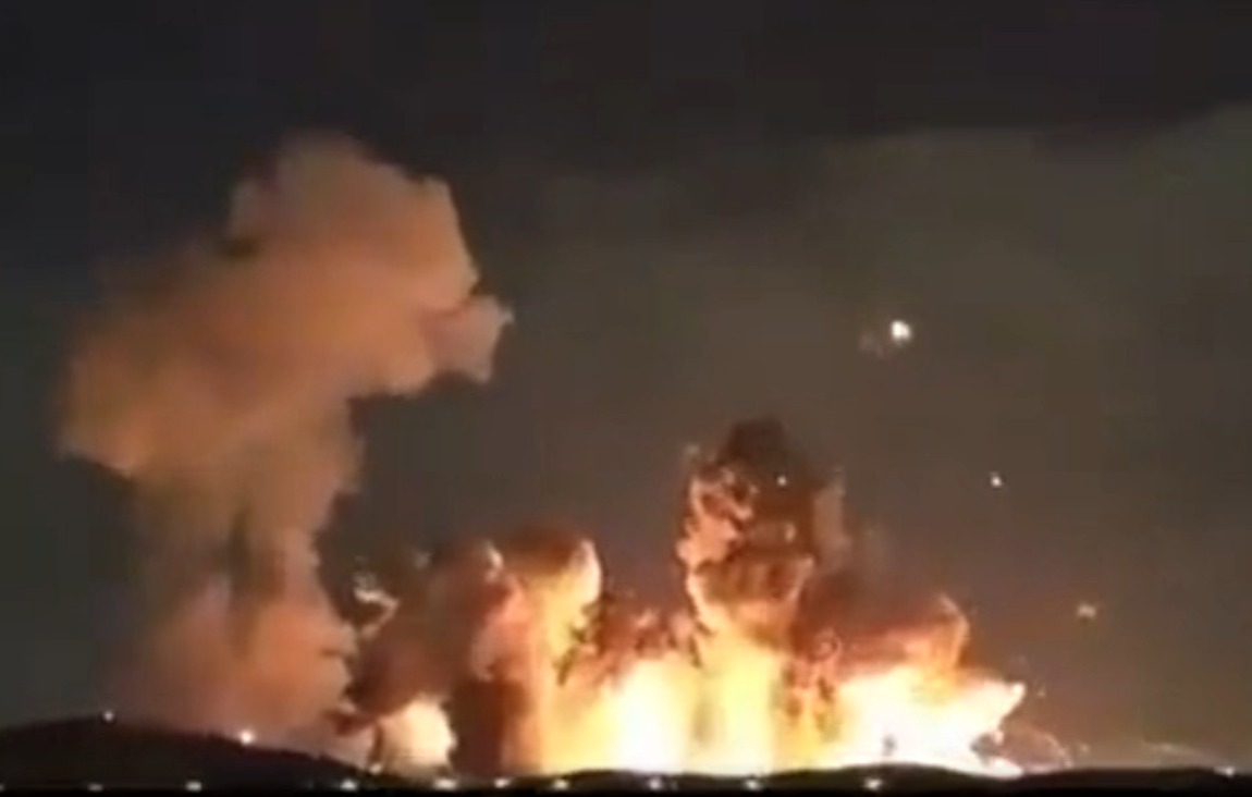 Trump a postat o filmare cu o explozie masivă în Iran cauzată de un bombardament american. Negocierile cu Teheranul ar putea fi compromise