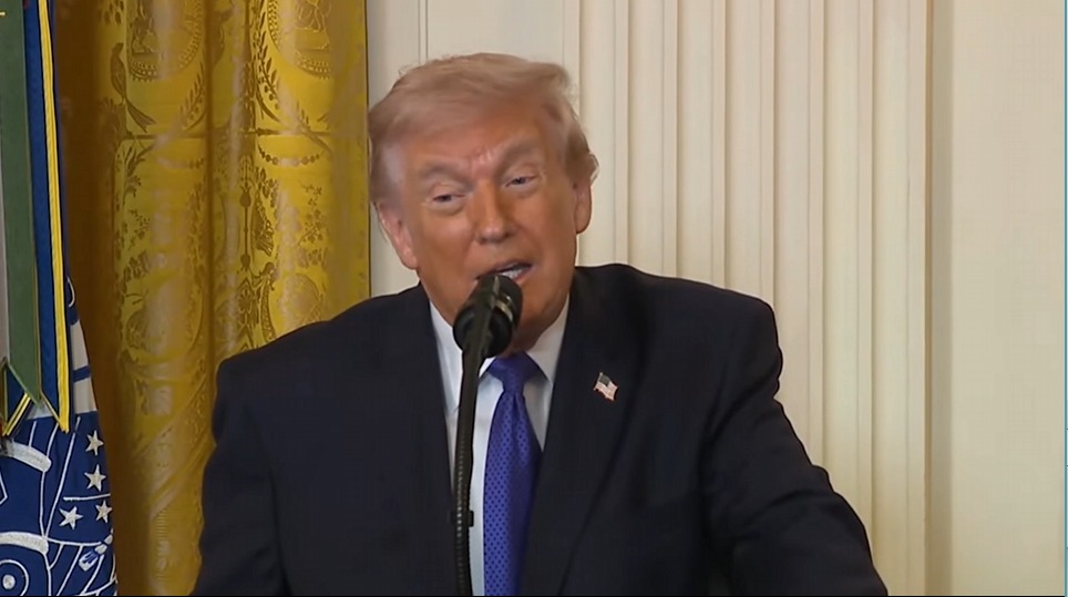 În ultima apariție publică, Donald Trump a trecut rapid de la război și bombardament la ușile și perdelele Sălii de Bal de la Casa Albă. Piruetele din discursul președintelui au amuțit audiența