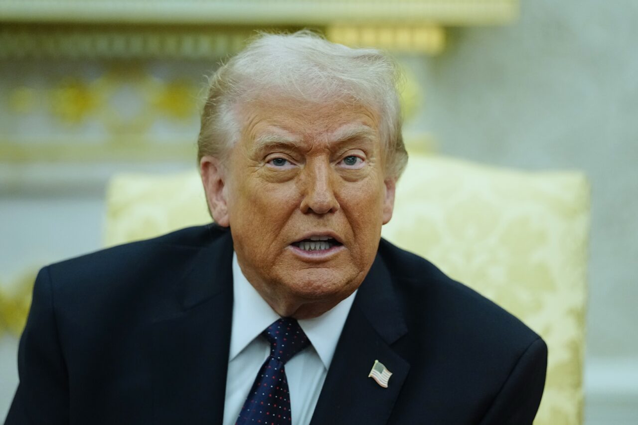 Trump își continuă războiul cu eolienele și râde, la pachet, de europeni: „Câte eoliene ați văzut în China? Ei doar le fabrică și le vând fraierilor din Europa, care le cumpără cu miile”