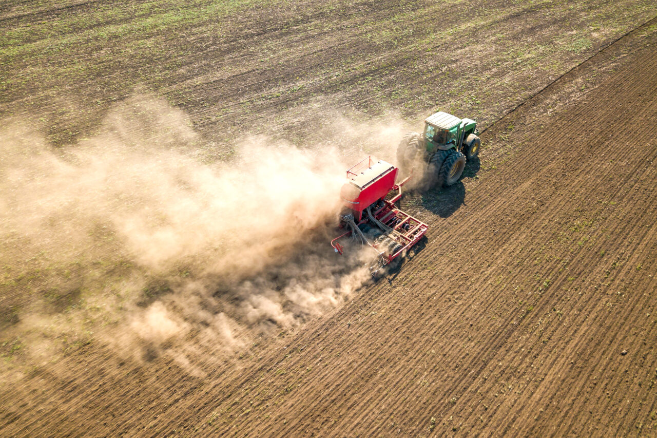 Se vinde „monstrul” din agricultură: o remorcă cu peste 26 de tone duse fără probleme – prețul cerut surprinde