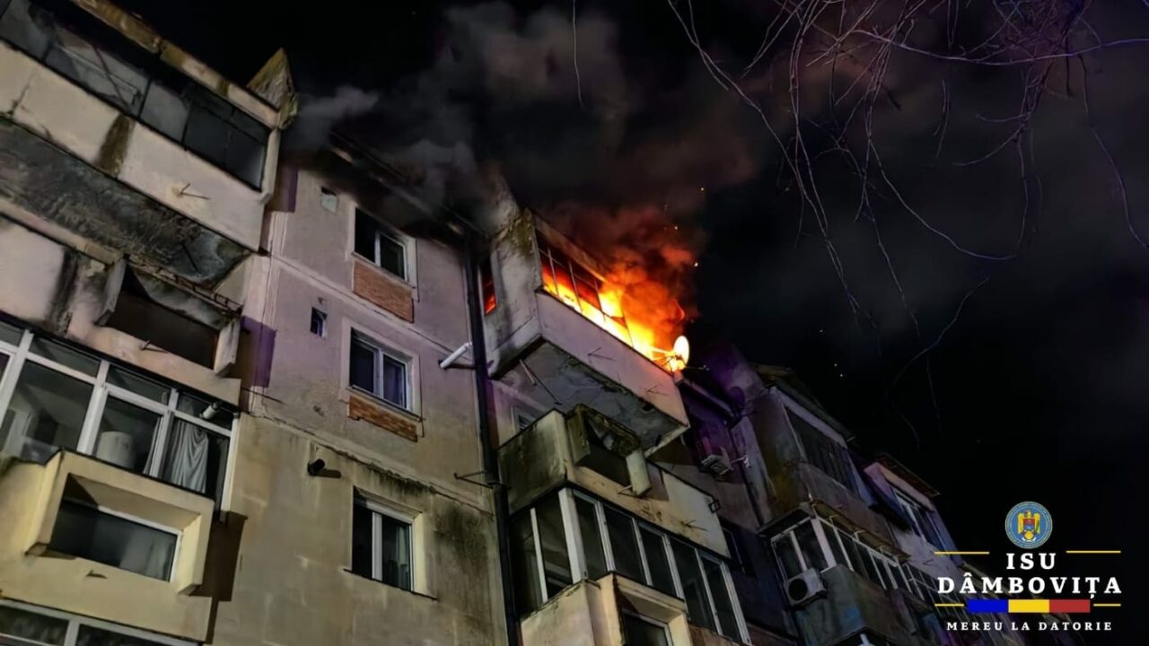 Incendiu într-un bloc din Dâmbovița. Flăcările uriașe au cuprins un apartament. Adulți și copii, evacuați