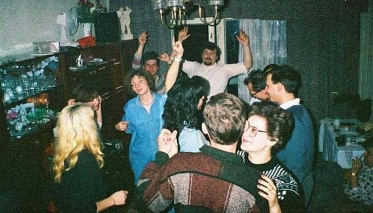 Obiectul pe care toți românii îl aveau în dormitor pe vremea lui Ceaușescu, dar care acum valorează o avere